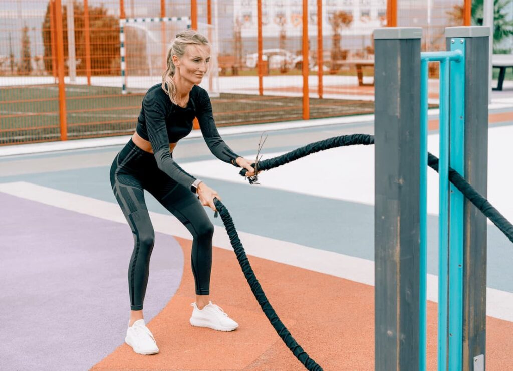 a woman trains on battle ropes on the sports groun 2023 11 27 05 26 37 utc (1)